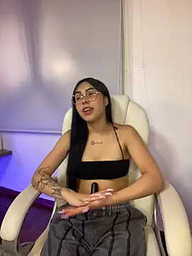 Snapshot of scarlett_pinkk1 chatting on March 3, 5:02 am scarlett pinkk1 online show from March 3, 5:02 am