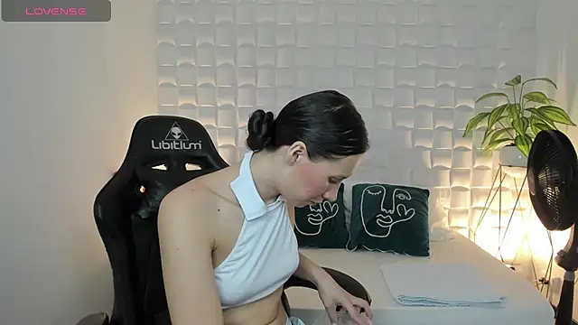 valeryn  rosse online show from April 10, 2:17 am