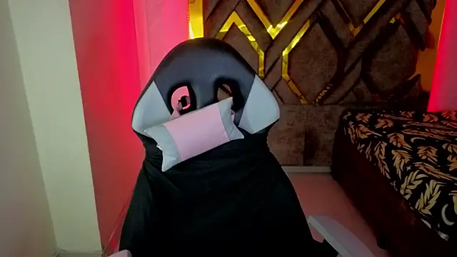 Snapshot of Luvienne chatting on February 2, 6:50 pm Luvienne online show from February 2, 6:50 pm