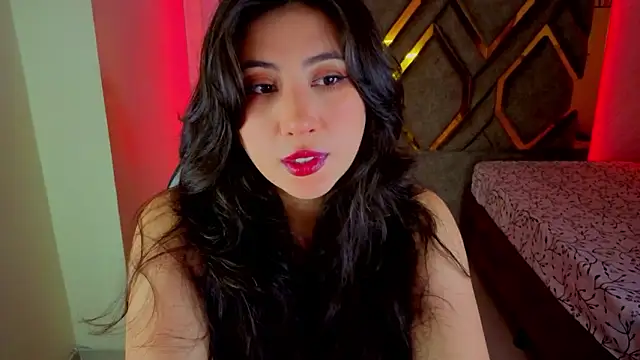 Snapshot of Luvienne chatting on February 24, 8:07 pm Luvienne online show from February 24, 8:07 pm