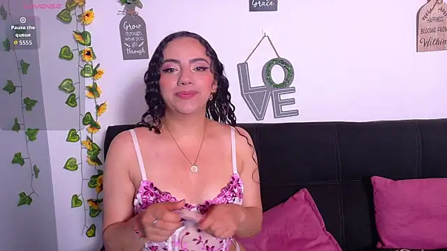 Snapshot of emiily_curly chatting on April 23, 11:20 am emiily curly online show from April 23, 11:20 am