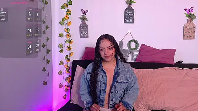 Snapshot of emiily_curly chatting on April 27, 12:58 pm emiily curly online show from April 27, 12:58 pm