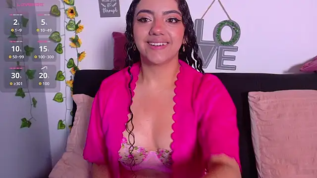 Snapshot of emiily_curly chatting on May 6, 11:59 am emiily curly online show from May 6, 11:59 am