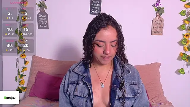 Snapshot of emiily_curly chatting on May 20, 11:27 am emiily curly online show from May 20, 11:27 am
