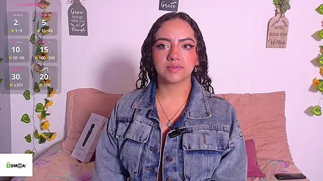 Snapshot of emiily_curly chatting on May 25, 11:05 am emiily curly online show from May 25, 11:05 am