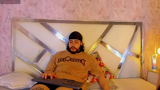 Snapshot of Benny_and_Mark chatting on February 6, 3:55 am Benny and Mark online show from February 6, 3:55 am