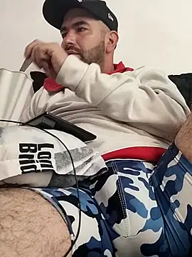 Snapshot of hairyandbigmann chatting on February 15, 7:10 pm hairyandbigmann online show from February 15, 7:10 pm