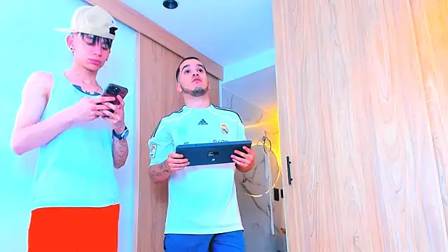 Snapshot of TheBatMansion chatting on February 7, 6:22 pm TheBatMansion online show from February 7, 6:22 pm