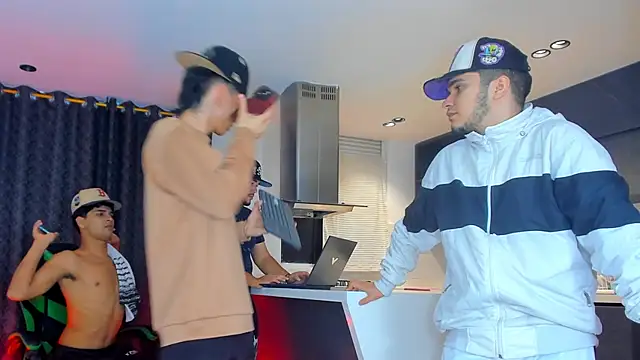 Snapshot of TheBatMansion chatting on February 19, 11:12 pm TheBatMansion online show from February 19, 11:12 pm