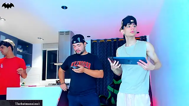 Snapshot of TheBatMansion chatting on February 26, 1:15 am TheBatMansion online show from February 26, 1:15 am