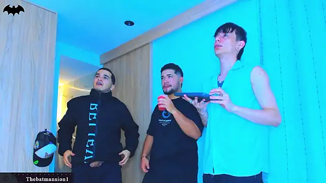 Snapshot of TheBatMansion chatting on February 27, 4:34 am TheBatMansion online show from February 27, 4:34 am