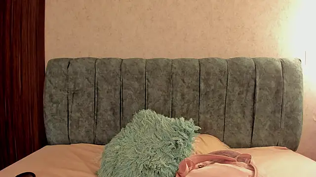 Aleera Walton online show from March 19, 7:07 pm