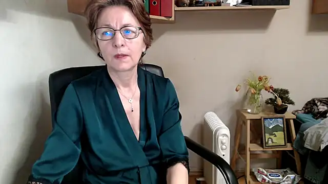 katemodel online show from February 12, 8:42 am