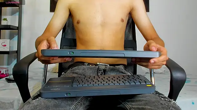 milo cruz  online show from April 12, 12:32 pm