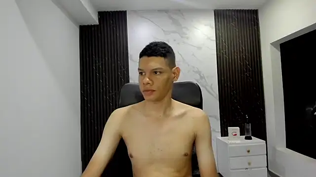 Snapshot of milo_cruz_ chatting on June 14, 3:41 am milo cruz online show from June 14, 3:41 am