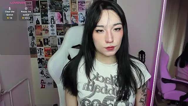 Snapshot of AliceeinWonderlanddd chatting on February 4, 1:33 am AliceeinWonderlanddd online show from February 4, 1:33 am