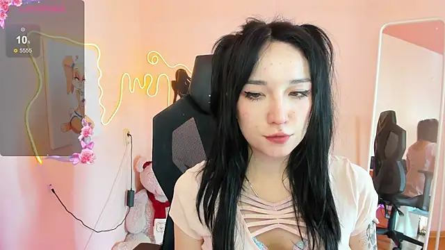 Snapshot of AliceeinWonderlanddd chatting on February 20, 6:26 am AliceeinWonderlanddd online show from February 20, 6:26 am