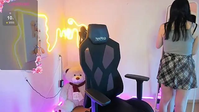 Snapshot of AliceeinWonderlanddd chatting on February 22, 2:34 am AliceeinWonderlanddd online show from February 22, 2:34 am