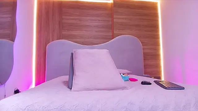 Snapshot of shaina_adams chatting on March 3, 12:00 pm shaina adams online show from March 3, 12:00 pm