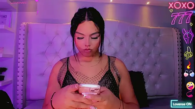 Snapshot of Maia_Hotts chatting on May 17, 8:16 pm Maia Hotts online show from May 17, 8:16 pm