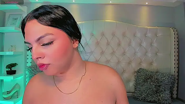 Snapshot of Maia_Hotts chatting on June 8, 8:42 pm Maia Hotts online show from June 8, 8:42 pm