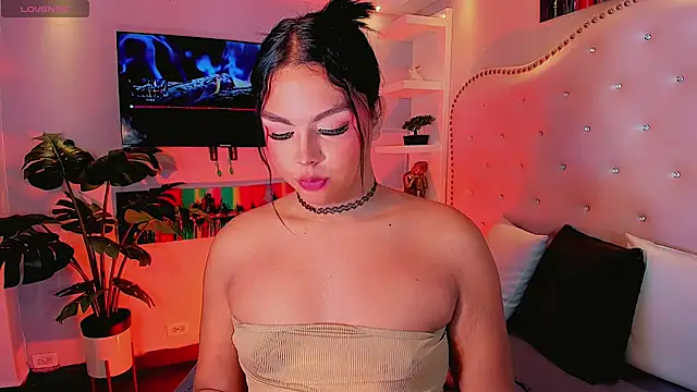 Maia Hotts online show from July 27, 8:05 pm