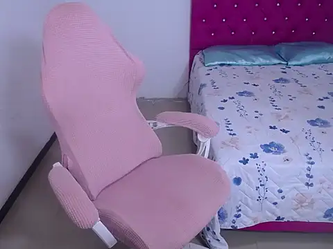 Snapshot of sara_queen69 chatting on February 15, 11:19 am sara queen69 online show from February 15, 11:19 am