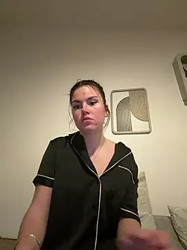 kiaraaaa75 online show from April 14, 8:04 pm