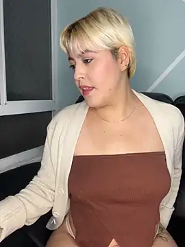 Snapshot of Dakota_Bailey chatting on February 14, 5:15 am Dakota Bailey online show from February 14, 5:15 am