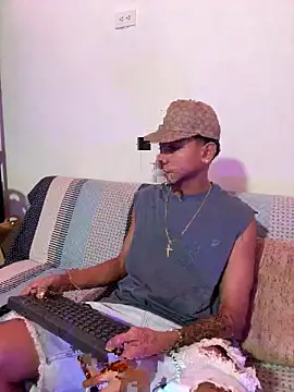 Snapshot of paulhot11 chatting on April 26, 3:59 am paulhot11 online show from April 26, 3:59 am