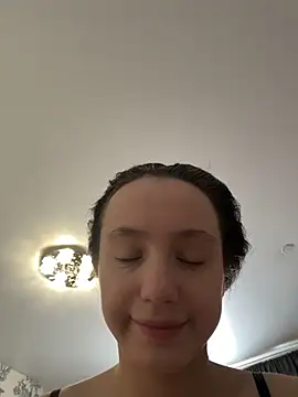 Snapshot of MiaTee chatting on February 9, 3:43 am MiaTee online show from February 9, 3:43 am