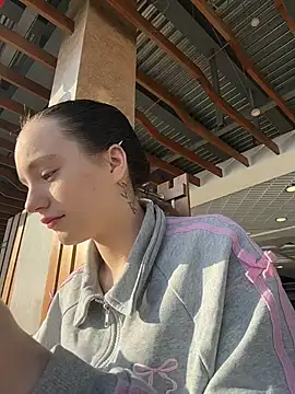 Snapshot of MiaTee chatting on February 25, 4:00 am MiaTee online show from February 25, 4:00 am