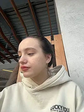 Snapshot of MiaTee chatting on February 28, 4:13 am MiaTee online show from February 28, 4:13 am