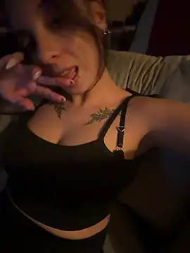 Sweetgirl44hott online show from April 4, 2:21 am