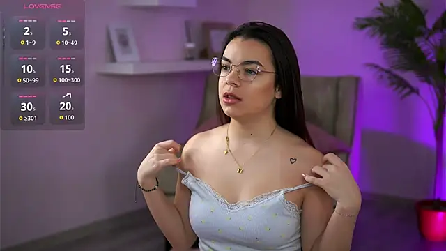 Snapshot of PeachyyFantasy chatting on February 2, 4:33 am PeachyyFantasy online show from February 2, 4:33 am