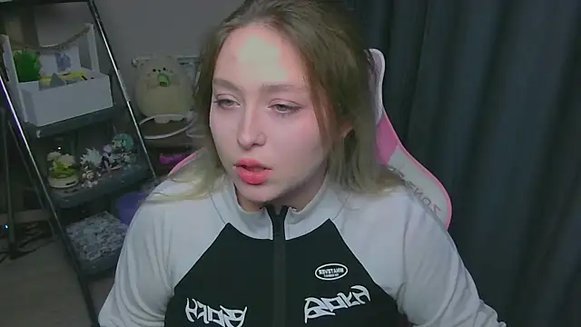 Snapshot of Emiliaaah chatting on February 3, 1:49 pm Emiliaaah online show from February 3, 1:49 pm