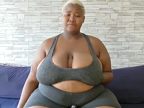 Snapshot of BustyBmw chatting on February 22, 10:36 am BustyBmw online show from February 22, 10:36 am