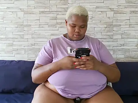 Snapshot of BustyBmw chatting on February 24, 8:56 am BustyBmw online show from February 24, 8:56 am