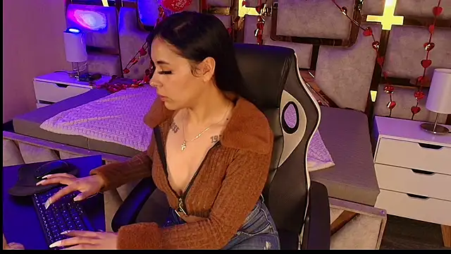 Snapshot of cristal__violetaa chatting on February 21, 4:24 am cristal violetaa online show from February 21, 4:24 am