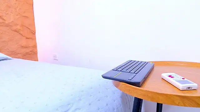 Nahomi Williams  online show from March 31, 12:49 pm