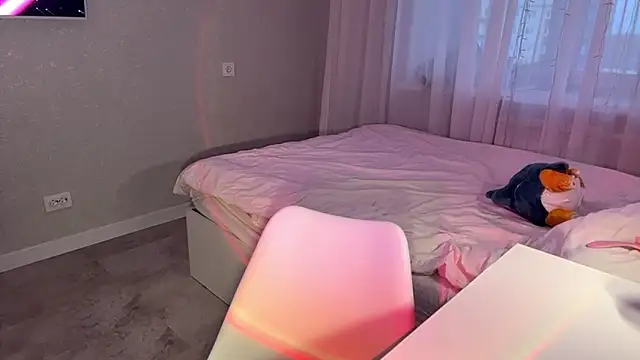 Between Eeys online show from March 18, 3:37 pm