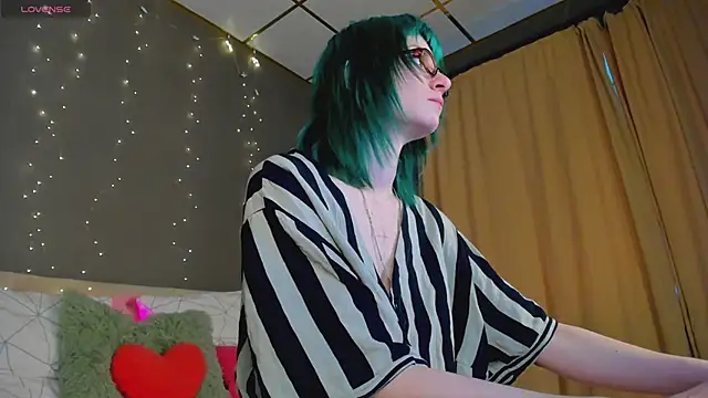 Snapshot of Scarle_Whisper chatting on April 17, 9:45 am Scarle Whisper online show from April 17, 9:45 am