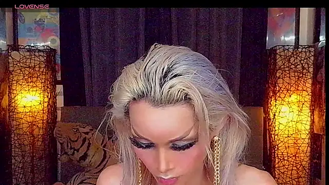 Snapshot of SeductiveSamanthaTS chatting on July 11, 5:26 pm SeductiveSamanthaTS online show from July 11, 5:26 pm