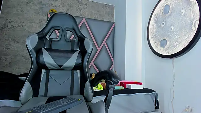 Snapshot of Emily-Queen03 chatting on February 19, 11:39 am Emily-Queen03 online show from February 19, 11:39 am