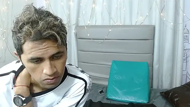 Snapshot of Cecilia_and_Carlos chatting on February 14, 8:33 am Cecilia and Carlos online show from February 14, 8:33 am