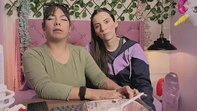 Valkiria-and-Dione online show from April 16, 7:58 pm