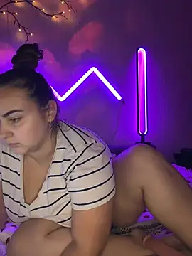 Snapshot of AlyaX_X chatting on February 15, 10:28 pm AlyaX X online show from February 15, 10:28 pm