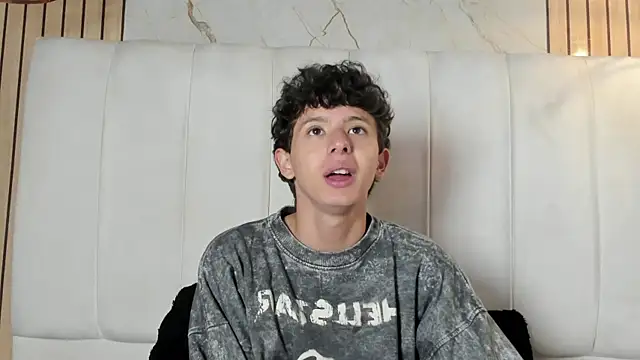 Snapshot of David_Roy_ chatting on February 19, 12:45 pm David Roy online show from February 19, 12:45 pm