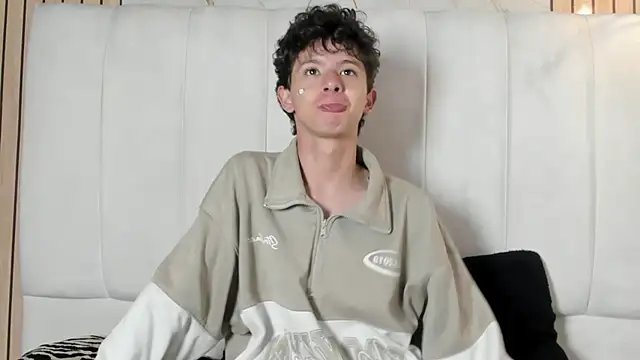 Snapshot of David_Roy_ chatting on February 20, 12:27 pm David Roy online show from February 20, 12:27 pm