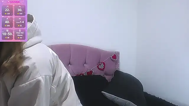 Snapshot of emily_cooper_pym chatting on February 4, 12:00 pm emily cooper pym online show from February 4, 12:00 pm